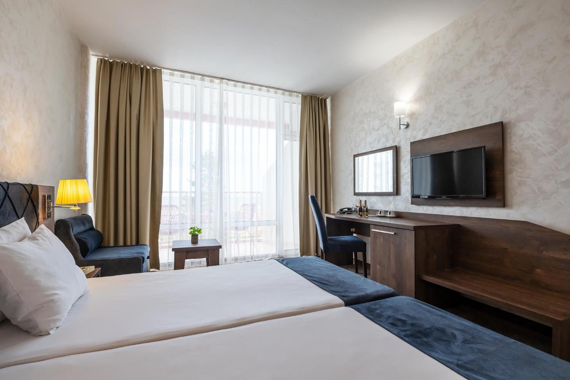 Flamingo Beach Hotel Pantai Sunny Bagian luar foto