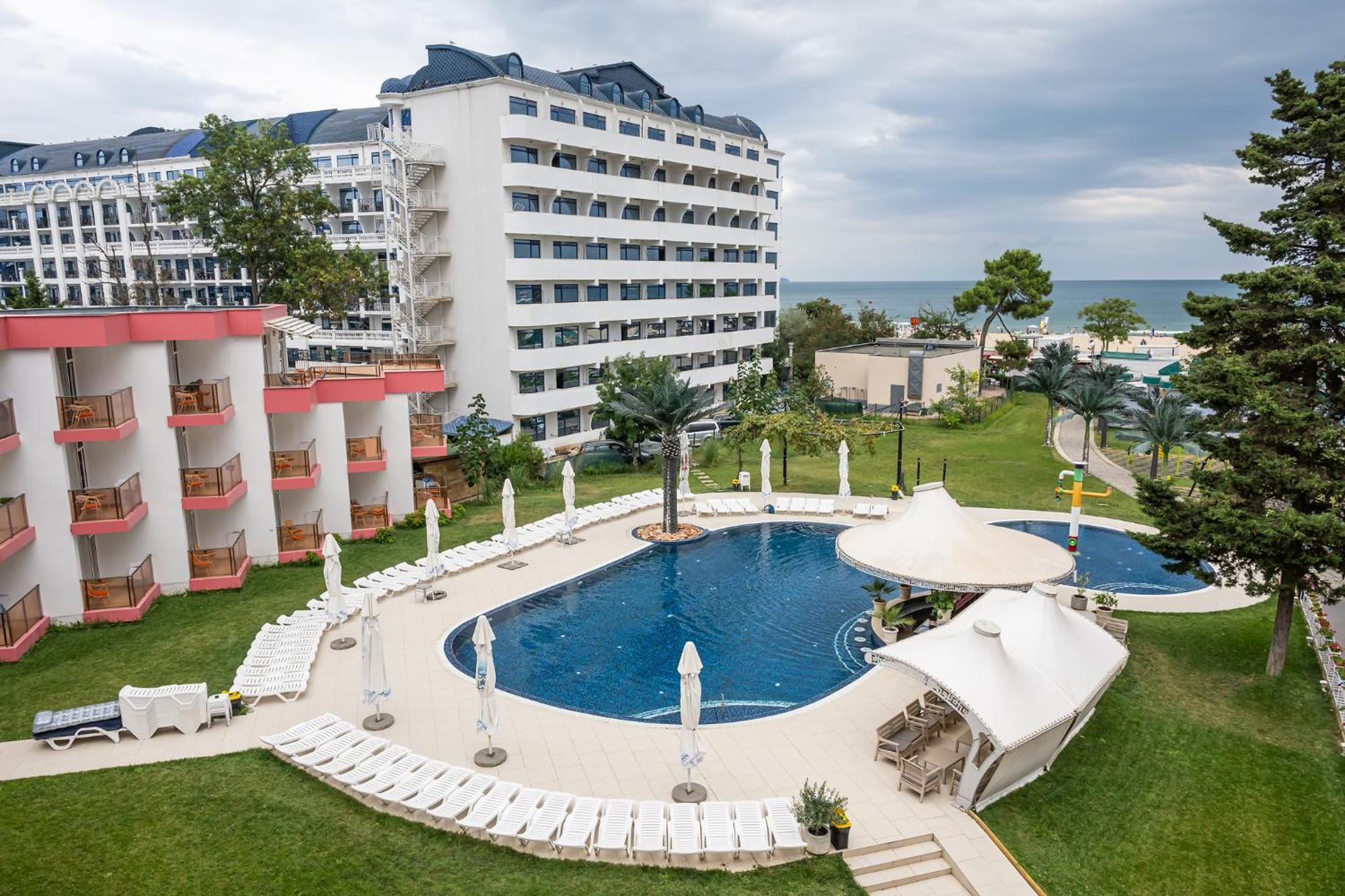 Flamingo Beach Hotel Pantai Sunny Bagian luar foto